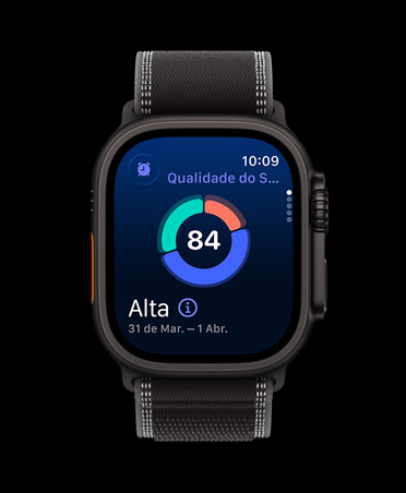 Apple Watch Ultra 3 com caixa preta de titânio, tela mostrando o círculo do gráfico de pontuação do sono, pulseira loop Trail preta/carvão