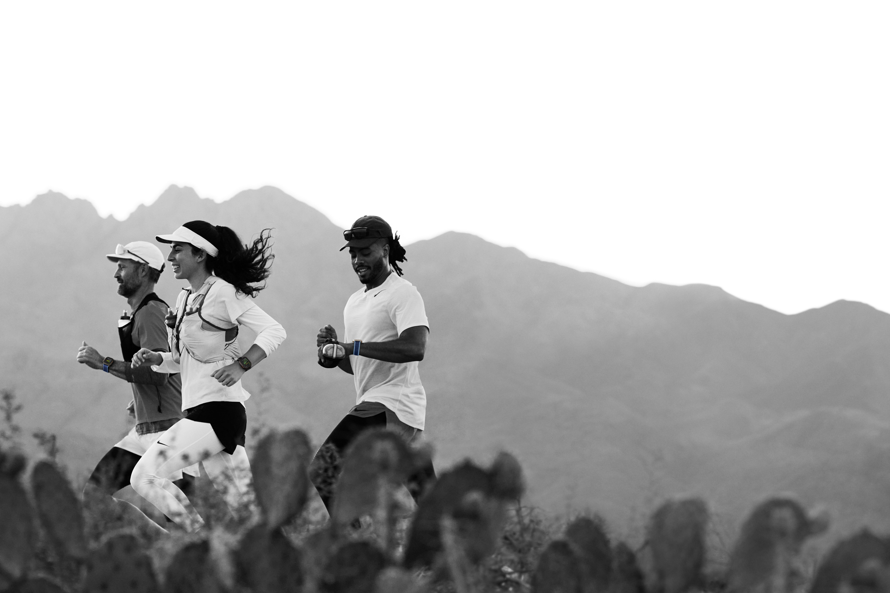 Pessoas correm em uma trilha no deserto e acompanham seus treinos no Apple Watch Ultra 3