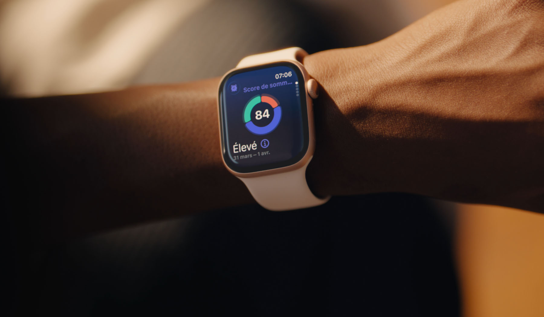 Une personne consulte son score de sommeil sur Apple Watch Series 11