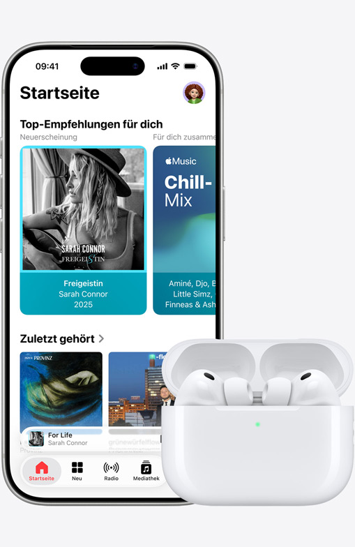 Vorderseite eines iPhone 17 Pro, Apple Music App mit geöffnetem Homescreen, daneben AirPods Pro 3 im geöffneten MagSafe Ladecase