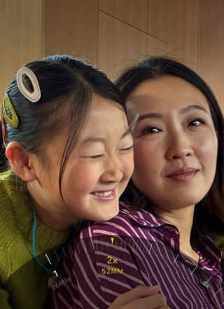 Kasutatakse kahekordse telefoto funktsiooni, suumitakse kahte inimest kallistamas