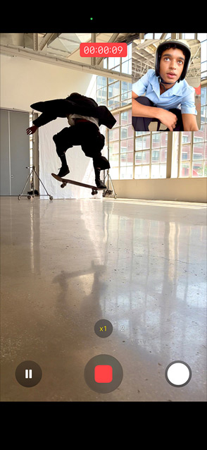 iPhone Air, parte delantera, prestación Captura Dual de vídeo en uso, persona grabándose con la cámara frontal mientras graba con la cámara trasera