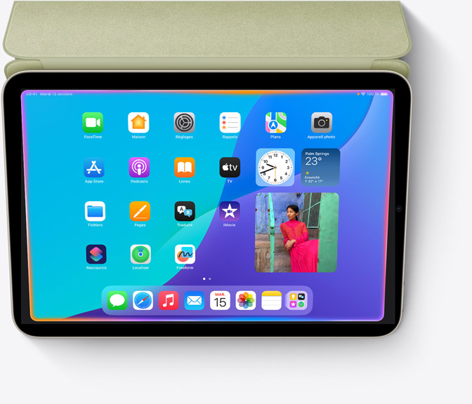 Un iPad mini présente le nouveau design de Siri, avec une lueur élégante qui parcourt le bord de l’écran.