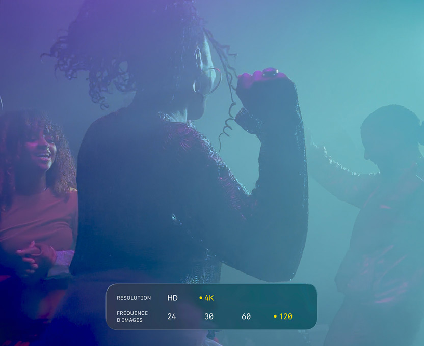 Un écran affichant des personnes en train de danser dans l’obscurité illustre les capacités du format Dolby Vision 4K à 120 i/s