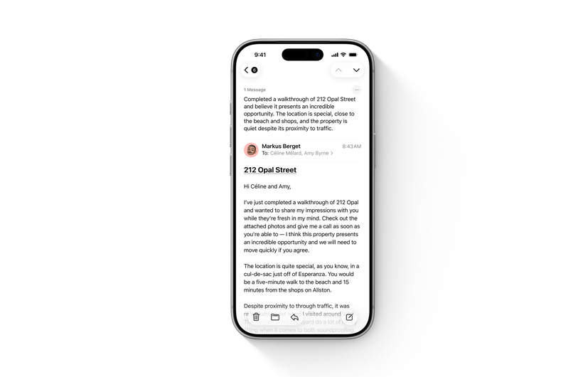 Egy iPhone kijelzőjén e-mail látható, felette pedig az Apple Intelligence által készített összefoglaló.