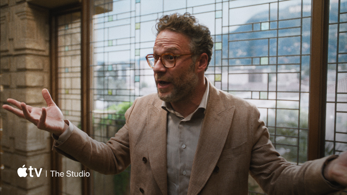 Televisi layar datar yang menampilkan video semua layanan Apple yang tersedia di Apple TV.