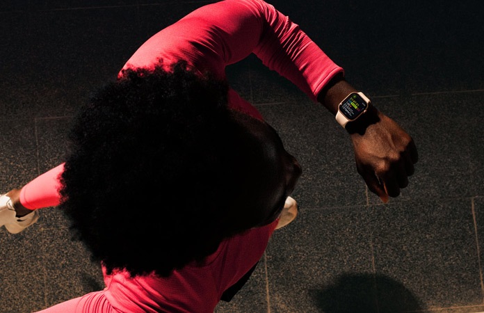 Una persona che controlla i suoi progressi nell’app Allenamento su Apple Watch Series 11 mentre fa jogging