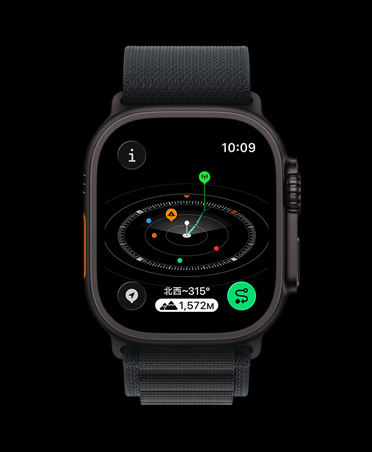 ブラックチタニウムケースのApple Watch Ultra 3。コンパスアプリにウェイポイントがマークされている。バンドはブラックのアルパインループ