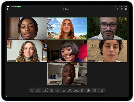 جهاز iPad Air، الجانب الأمامي الخارجي، مكالمة عبر تطبيق Zoom على الشاشة، يظهر مشاركون متعددون