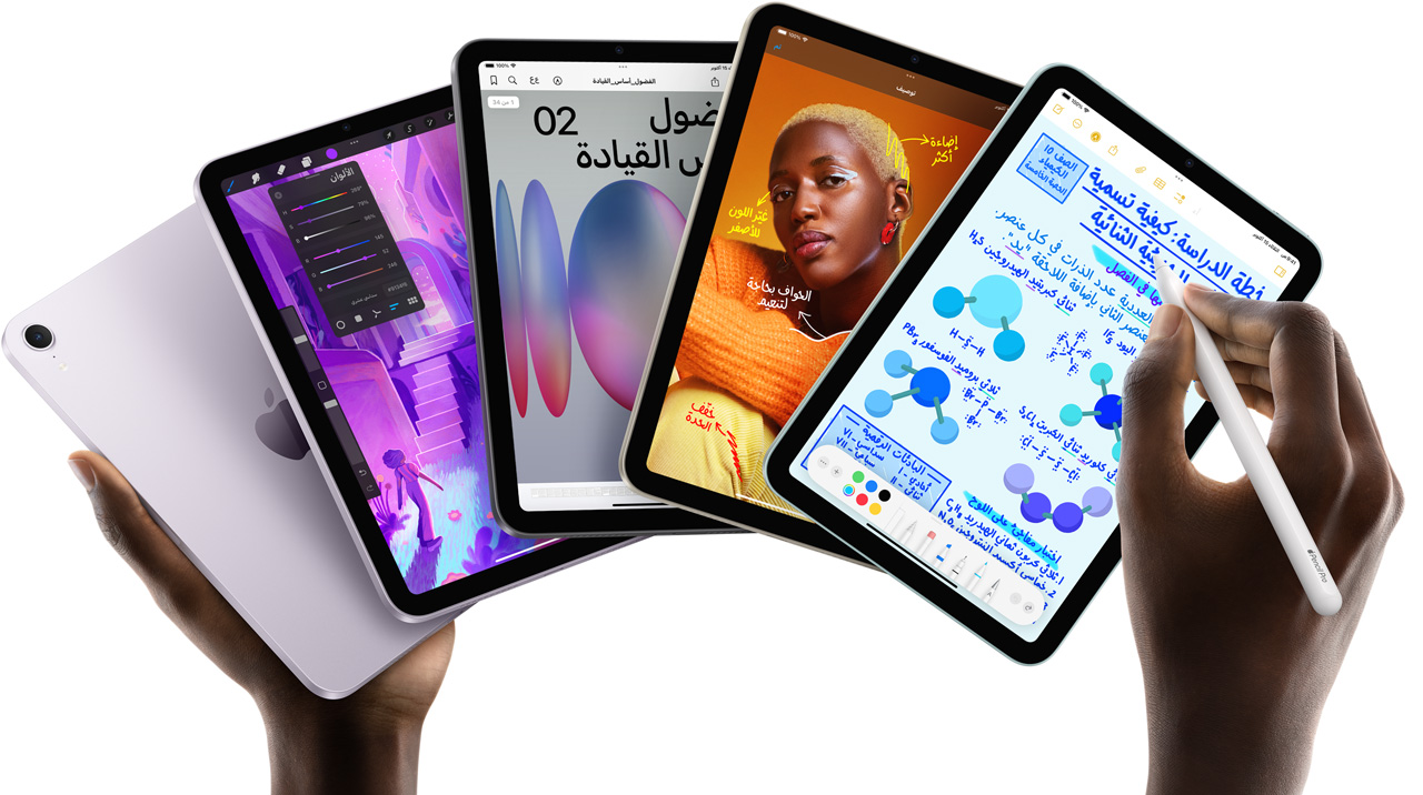 خمسة موديلات iPad mini معروضة لتشكل مروحة بين يدي المستخدم. يُظهر أحد الموديلات الكاميرا الخلفية، فيما تُظهر الموديلات الأربعة الأخرى الواجهة الأمامية. ويظهر قلم Apple Pro أثناء استخدامه لتدوين الملاحظات.