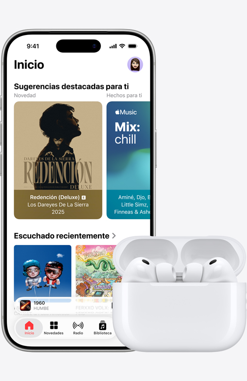 iPhone 17 Pro, parte frontal, app Apple Music con la pantalla de inicio abierta, junto a unos AirPods Pro 3 en un estuche de carga MagSafe abierto