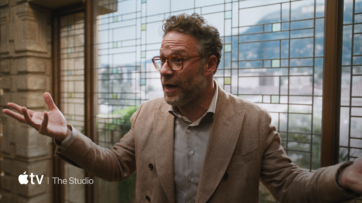 Telewizor z płaskim ekranem pokazujący wideo z wszystkimi usługami Apple dostępnymi w Apple TV+