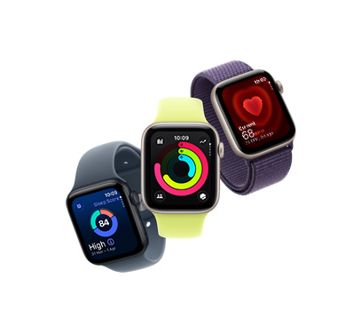 A series of three Apple Watch SE 3 models in an upward trending diagonal row. All face forward, the first in Midnight Aluminium displays a sleep score, the second in Starlight Aluminium displays the Home screen and time, the third in Starlight Aluminium displays a pulsating heart image and vitals data.
