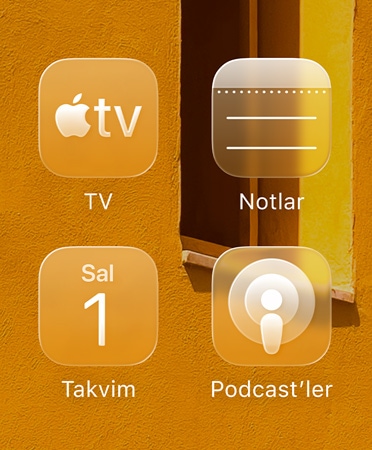 Apple TV, Notlar, Takvim ve Podcast’ler uygulamalarını gösteren yeni, renk tonu uygulanmış uygulama simgelerinin yakından görüntüsü