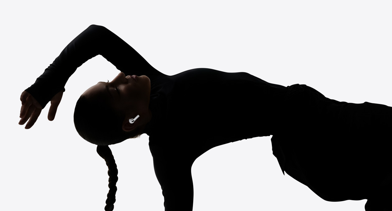 AirPods Pro 3を耳に装着したダンサーが、ハンズフリーのリスニング体験を楽しんでいる