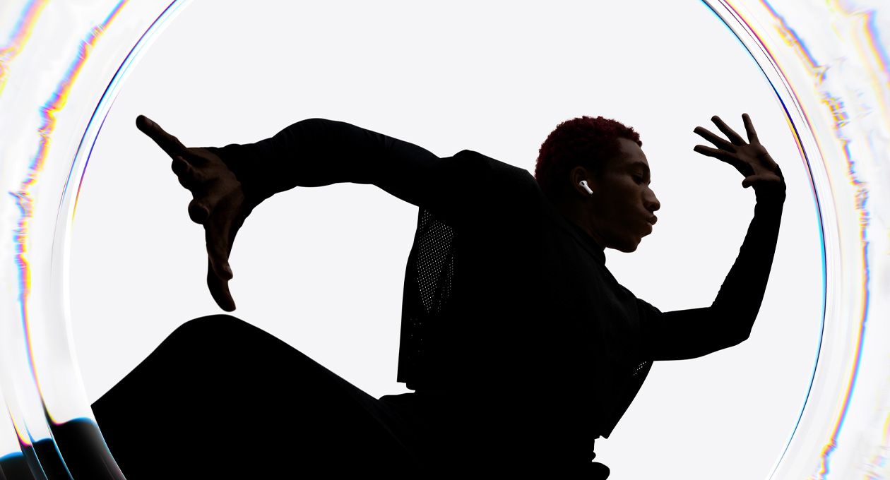 AirPods Pro 3を装着しているダンサーが、腕を広げながらビートに合わせて踊っている