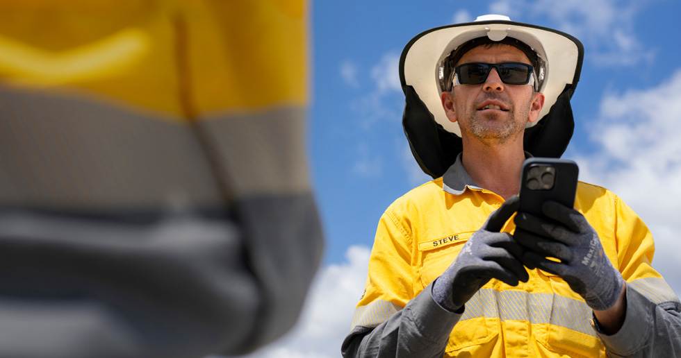 Des membres du personnel sur le terrain utilisent l’iPhone et l’iPad pour évaluer les sites et recueillir des informations détaillées sur ceux-ci, et pour collaborer avec leurs collègues