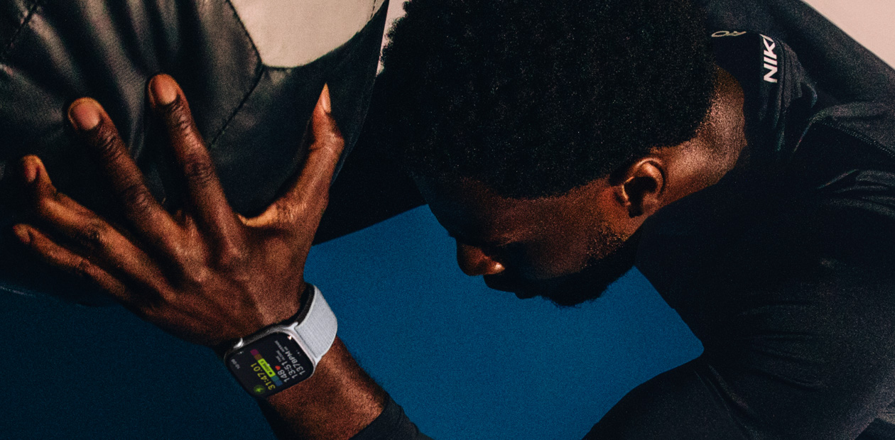 Apple Watchを装着して運動している男性