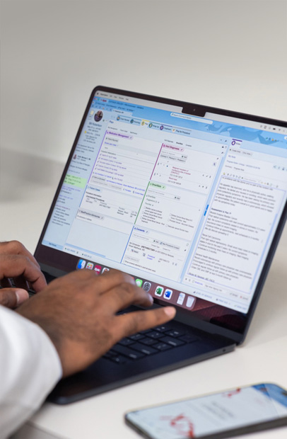 صورة لمقدم رعاية يتحقق من السجلات الصحية الإلكترونية على MacBook&nbsp;Pro.‏