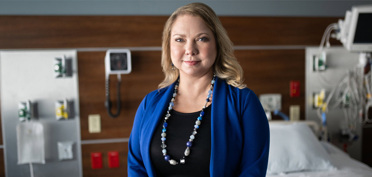 En sundhedsmedarbejder på en hospitalsstue.