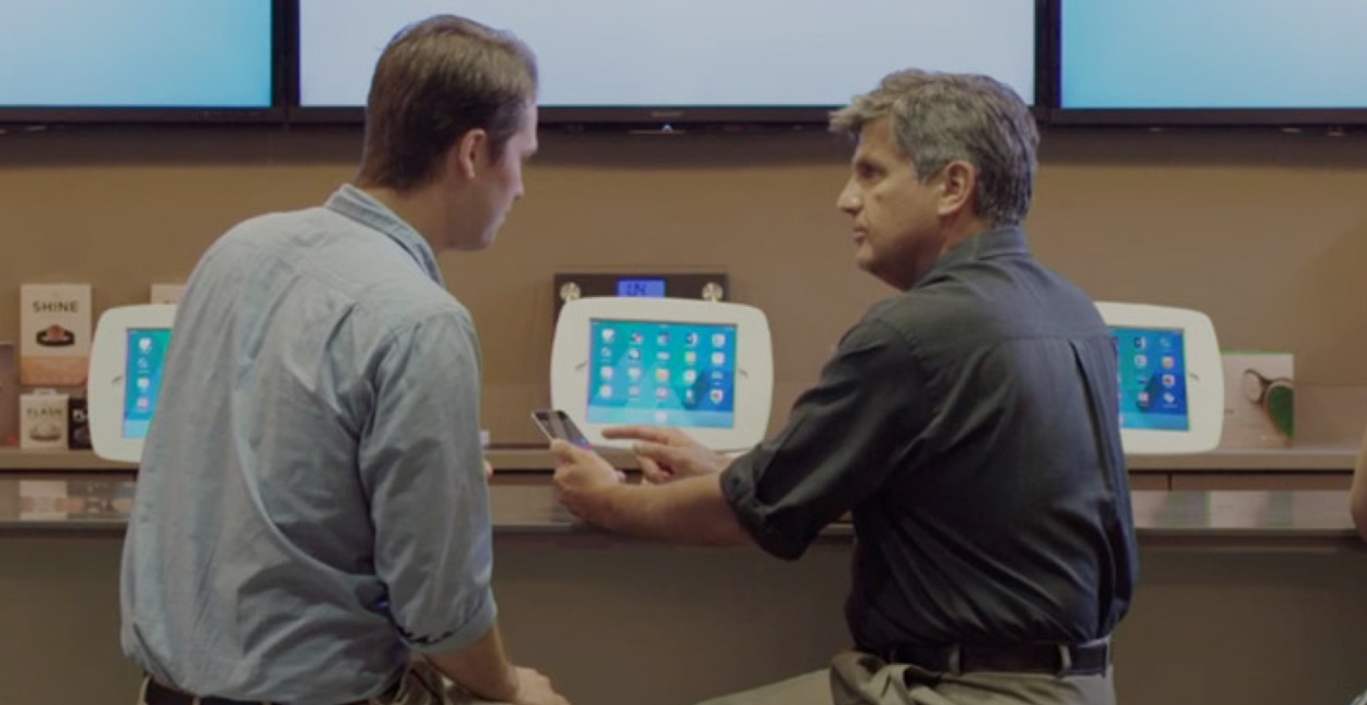 To mænd sidder i O Bar og ser på en iPhone-skærm.