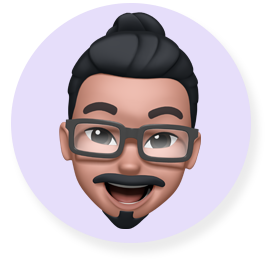 Memoji sonriendo - un hombre con barba y anteojos