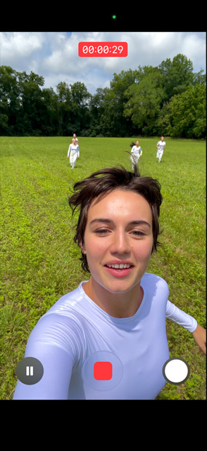 Pantalla de un iPhone 17 Pro que muestra la prestación de vídeo ultraestabilizado en un vídeo de una persona corriendo