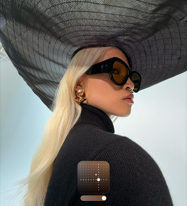 Retrato de una mujer con una pamela negra que demuestra el estilo fotográfico Radiante, que aporta luminosidad a las fotos hechas con poca luz o el modo Noche