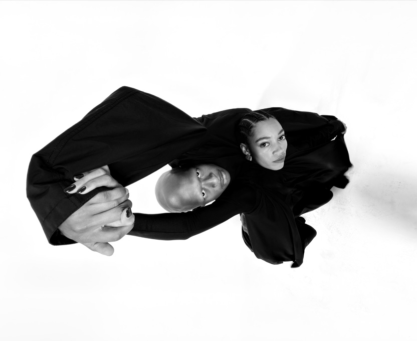 Plano abierto en blanco y negro de dos personas que demuestra las capacidades del ultra gran angular en el iPhone 17 Pro