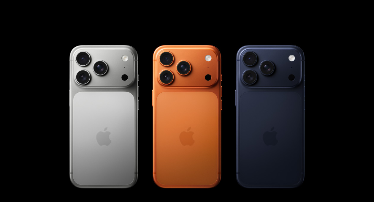 iPhone 17 Pro, parte trasera, los tres acabados disponibles: plata, naranja cósmico y azul oscuro, sistema de cámaras Pro Fusion en la esquina superior izquierda, tres objetivos, micrófono, flash, logo de Apple en el centro
