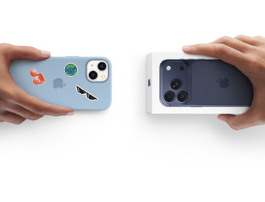 Dos manos intercambian un iPhone 13 con una funda de silicona y pegatinas en la parte trasera por un nuevo iPhone 17 Pro en su caja.