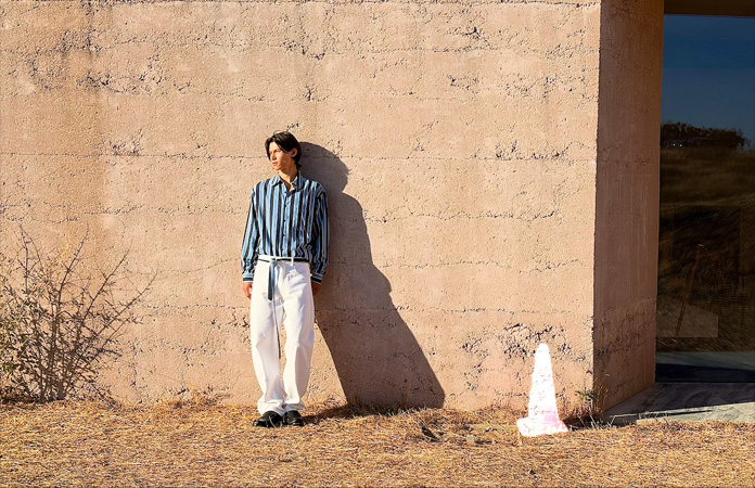 Herramienta Limpiar en uso, un cono de tráfico resaltado para borrarlo de una foto