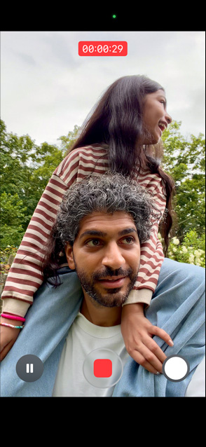 Das iPhone 17 Display zeigt die stabilisierte Videoaufnahme, während ein Mann ein junges Mädchen auf den Schultern trägt