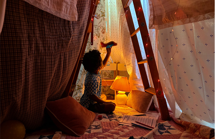 Kuva henkilöstä Hämäräkuvaus-ominaisuudella otettuna