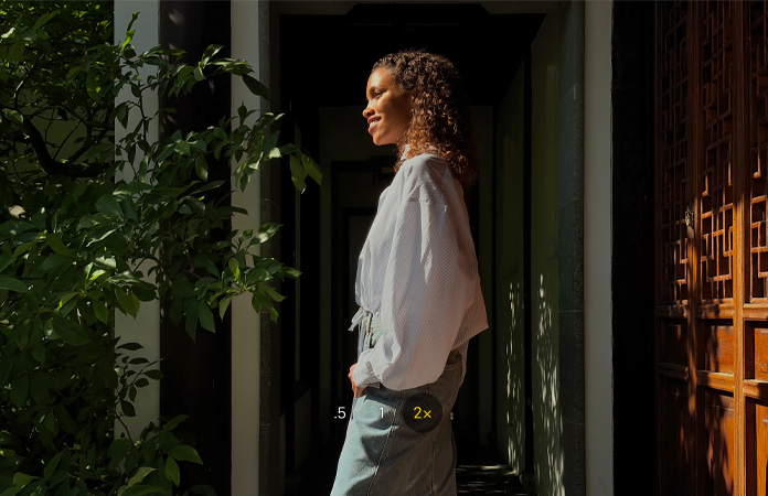 Kuva naisesta 2x telekameraominaisuudella otettuna