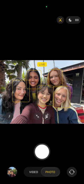iPhone 17: n etunäyttö, jossa näkyy ryhmäselfie kuvien valokeilatoiminnolla