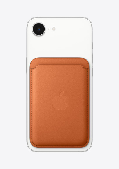 iPhone 17e, parte posterior, acabado blanco, con billetera naranja zorro con MagSafe, cámara Fusion en la parte superior