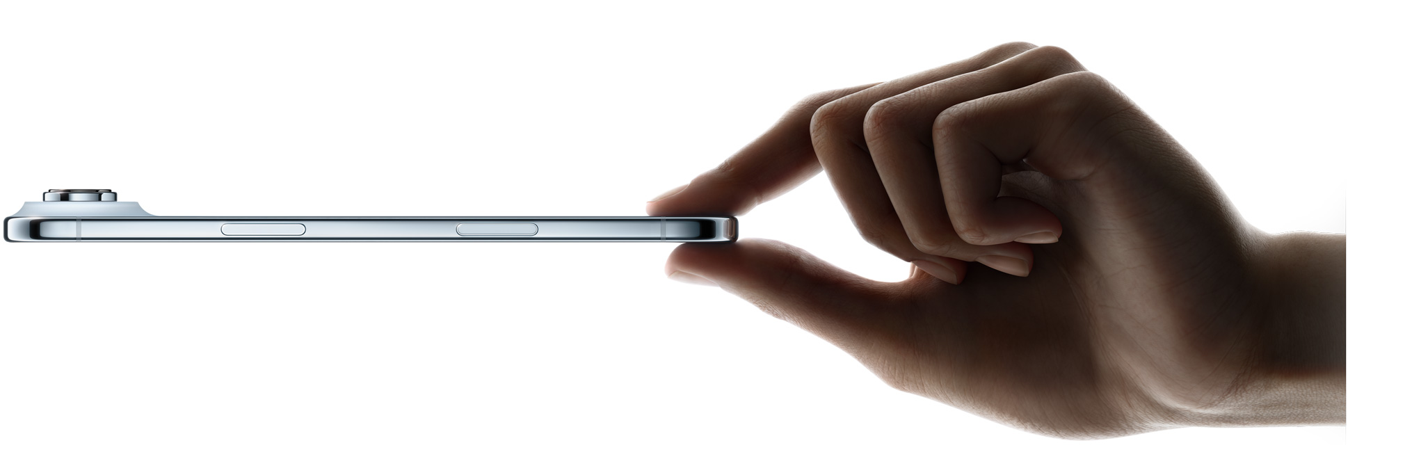 Polegar e indicador a segurar o iPhone Air, na cor azul‑céu, com vista lateral do perfil fino, sistema de câmara Fusion e os seguintes botões: lateral e Controlo da câmara