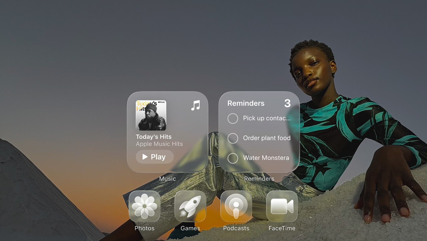 På en Liquid Glass-skjerm med gjennomskinnelige appsymboler, blant annet Musikk, Påminnelser, Bilder, Spill, Podkaster og FaceTime, brytes lyset mot bakgrunnen.