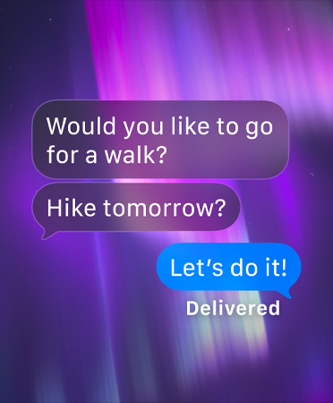 訊息 app 內的群組聊天，背景為一張極光圖像