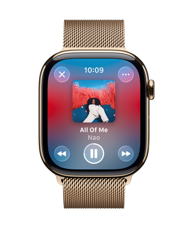 Une Apple Watch en titane or avec Bracelet Milanais, le cadran affiche Apple Music en mode lecture, commandes translucides en Liquid Glass